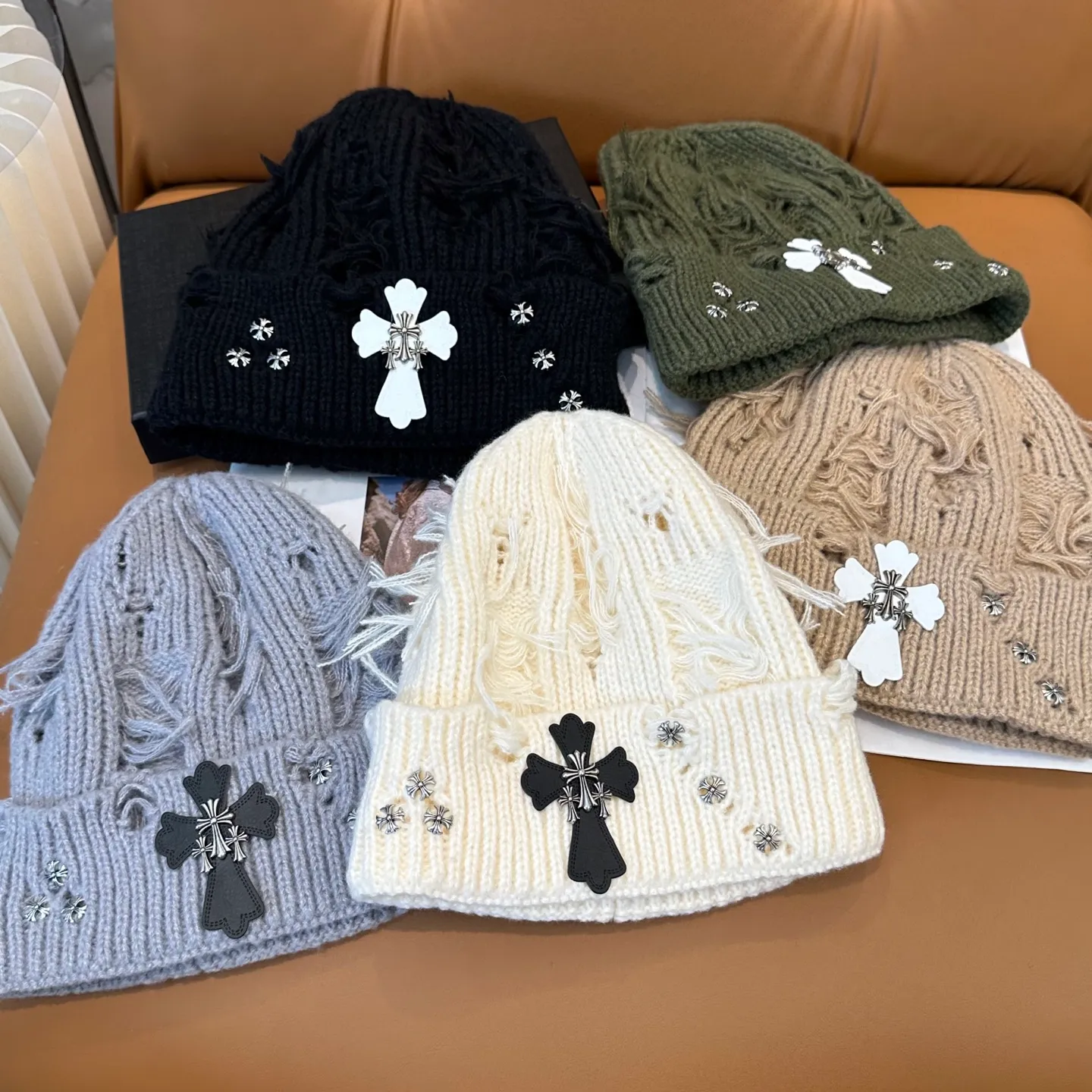 P60 🤍Chrome hearts new autumn and winter cross knitted hat🧶 One of the must-have hats in autumn and winter~ It really looks good on whoever wears it~, it is also a perfect match in black and white and gray in autumn~